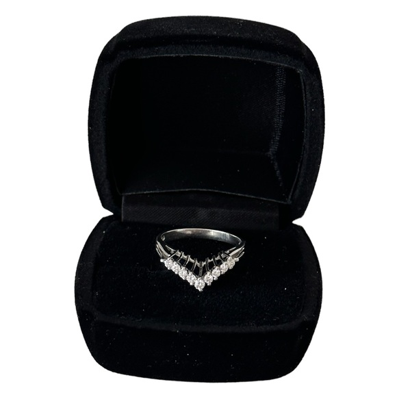 Platinum 900 V Ring - Picture 3 of 7